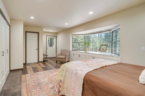 3 bedrooms, desk, internet, bed sheets