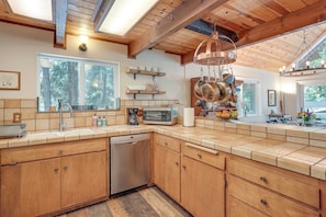 Fridge, microwave, stovetop, dishwasher