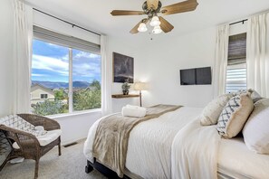 7 habitaciones, escritorio y tabla de planchar con plancha