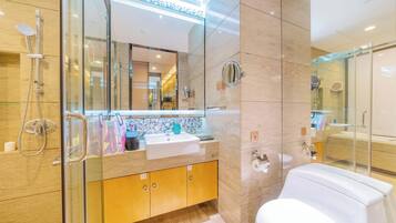 Une salle de bain moderne avec une douche à parois de verre, un lavabo blanc et des toilettes.