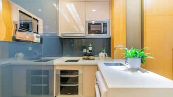 Chambre Double Supérieure | Cuisine privée | Réfrigérateur, micro-ondes, plaque de cuisson, cafetiÚre/bouilloire