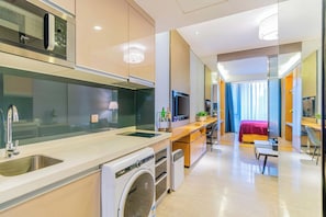 Refrigerador, microondas, placa de cocina, cafetera/tetera