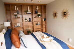 7 bedrooms, desk, iron/ironing board, travel crib
