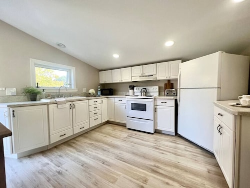 HUGE Sandy Pond LAKE HOUSE & Bunkhouse-Sleeps 18!