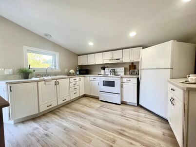 HUGE Sandy Pond LAKE HOUSE & Bunkhouse-Sleeps 18!