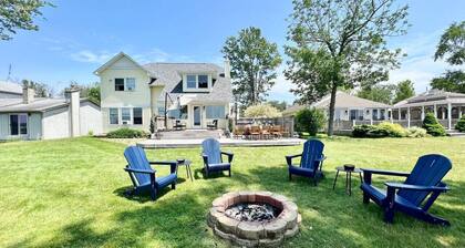 HUGE Sandy Pond LAKE HOUSE & Bunkhouse-Sleeps 18!