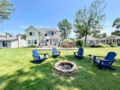 HUGE Sandy Pond LAKE HOUSE & Bunkhouse-Sleeps 18!