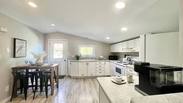 Frigorífico, microondas, horno y placa de cocina