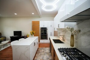 Fridge, microwave, oven, stovetop