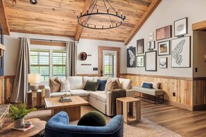 TV - Wellness Cabin - Sauna, Cold Plunge, Hot Tub, Pool (Talking Rock)