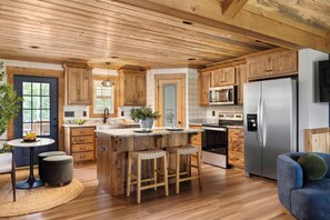 Fridge, microwave, oven, stovetop - Wellness Cabin - Sauna, Cold Plunge, Hot Tub, Pool (Talking Rock)