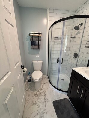 Een douche, een haardroger, handdoeken, toiletpapier