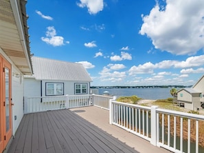 Casa com design assinado, 4 quartos, varanda, vista para a lagoa | Vista do quarto