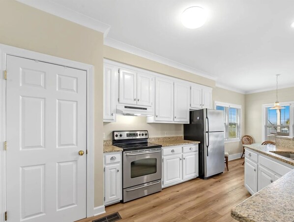 Casa com design assinado, 4 quartos, varanda, vista para a lagoa | Cozinha privada | Geladeira, micro-ondas, fogão, cooktop