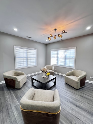 Sleeps 24+ Luxury house Near Chicago 12 king beds