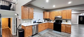 Sleeps 24+ Luxury house Near Chicago 12 king beds