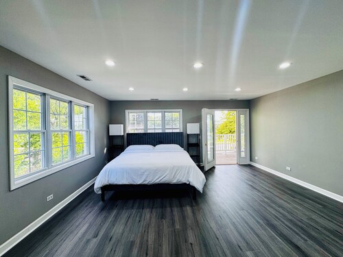 Sleeps 24+ Luxury house Near Chicago 12 king beds