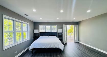 Sleeps 24+ Luxury house Near Chicago 12 king beds