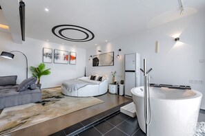 Chambre Élite double | Articles de minibar gratuits, décor unique, ameublement unique, bureau