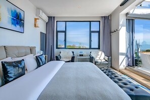 Minibar con artículos gratuitos y decoración personalizada 