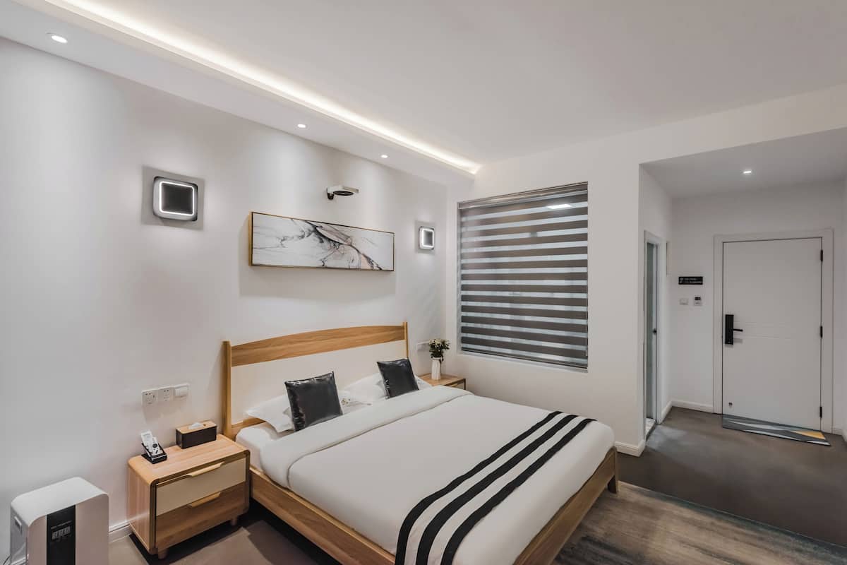Minibar con artículos gratuitos y decoración personalizada