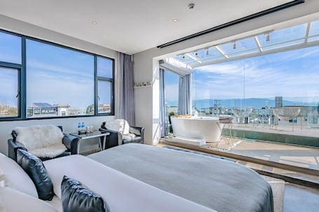 Minibar con artículos gratuitos y decoración personalizada