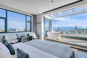 Superior Double Room | Free minibar, individually decorated, individually furnished, desk