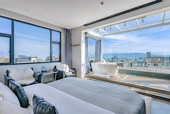 Kamar Double Superior | Minibar gratis dan didekorasi berbeda-beda