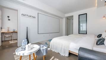 Minibar con artículos gratuitos y decoración personalizada
