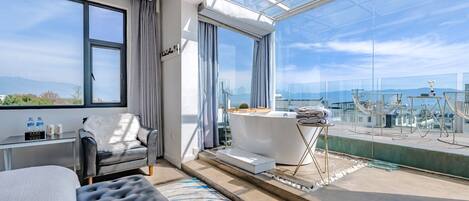 Minibar con artículos gratuitos y decoración personalizada