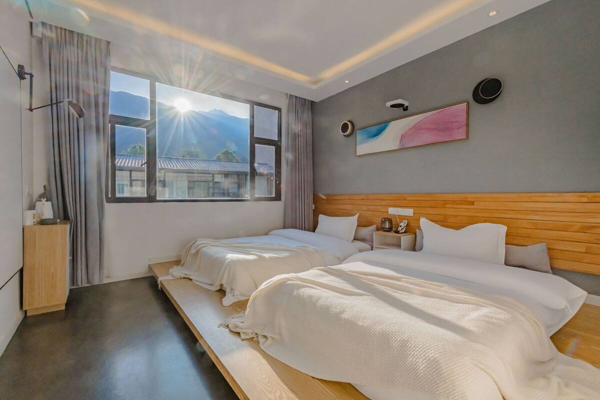 Frigobar (abastecido com itens grátis), individualmente decorados
