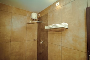 Douche, serviettes fournies, savon, papier toilette