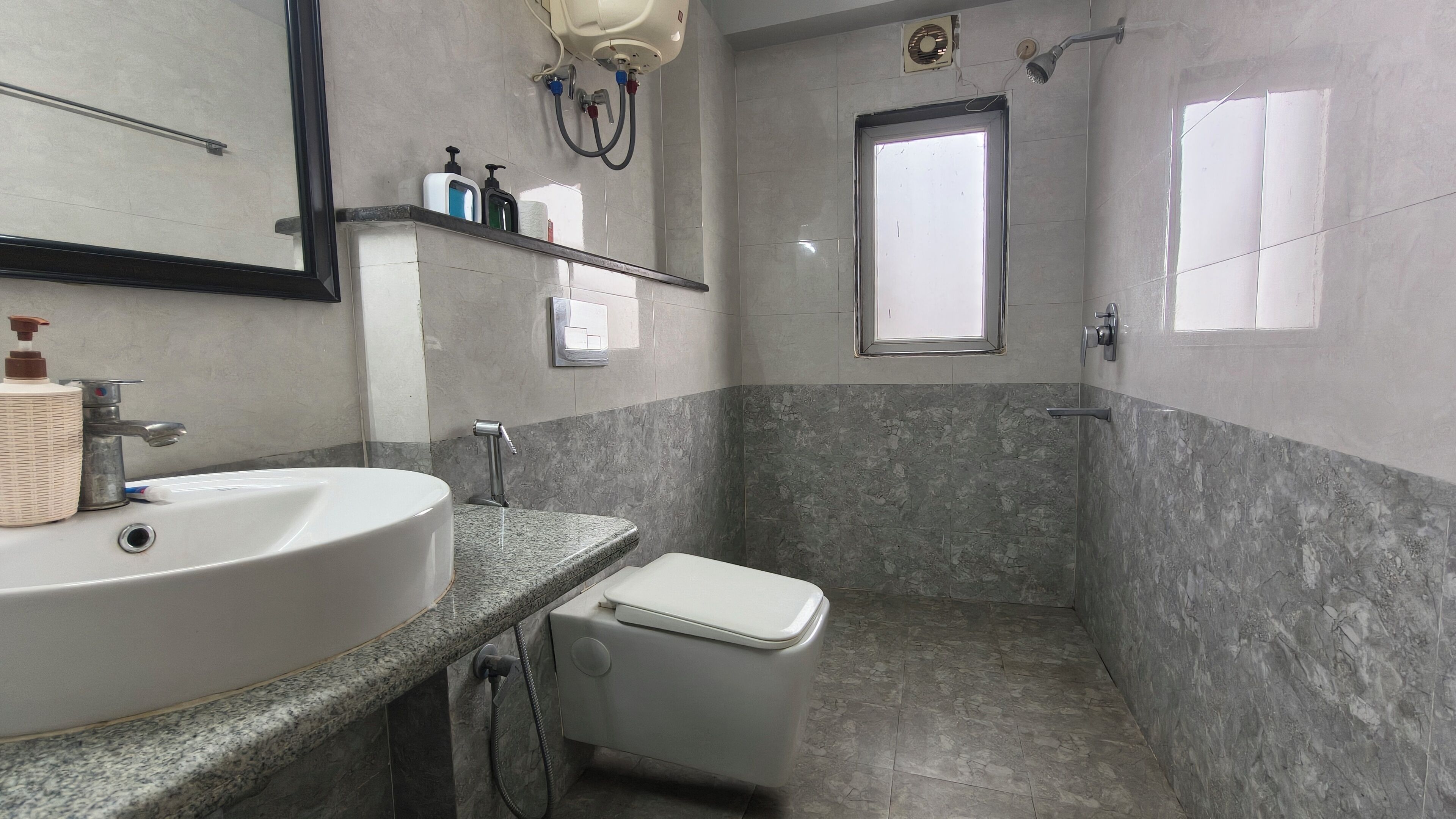 Chambre Deluxe | Salle de bain | Douche, savon, shampoing, papier toilette