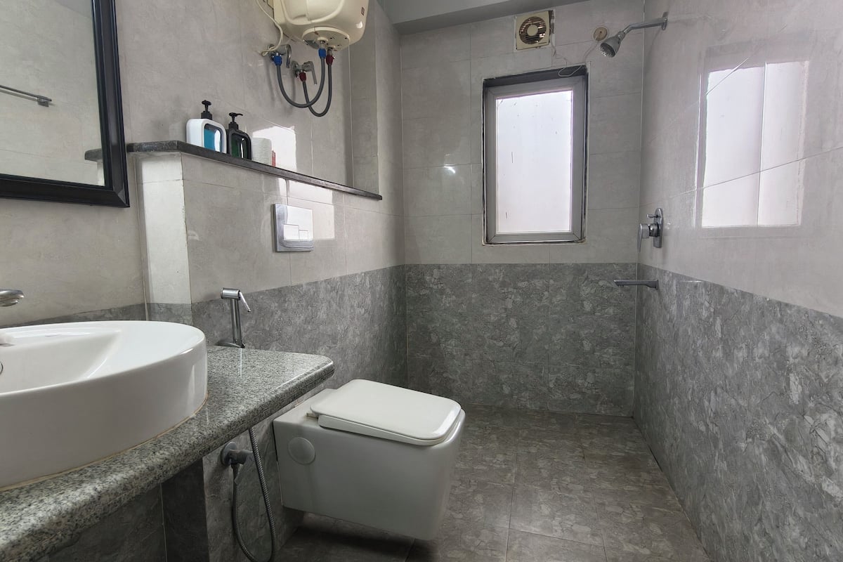 Deluxe Room | Bathroom | Shower, soap, shampoo, toilet paper