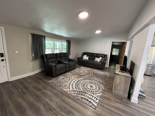 Charming 3-bedroom house near Toledo Wa