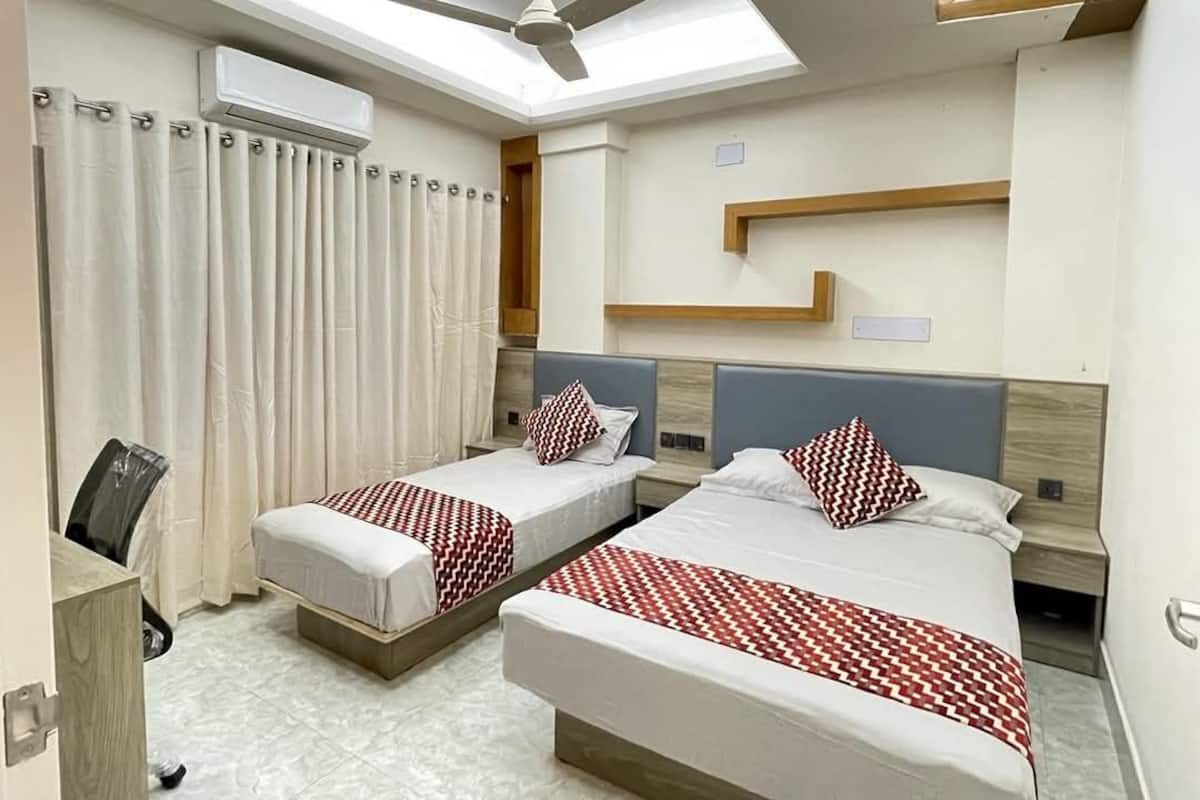 Kamar Keluarga, balkon, pemandangan kota | Brankas, meja kerja, ruang kerja ramah laptop, dan kedap suara