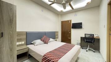 Zimmersafe, Schreibtisch, laptopgeeigneter Arbeitsplatz