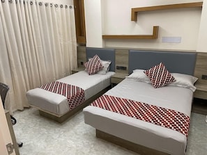 Habitació familiar, balcó, vistes a la ciutat | Caixa forta a l'habitació i escriptori 