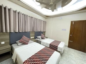 Quarto família, sacada, vista para a cidade | Cofres nos quartos, escrivaninha, espaço de trabalho para notebook