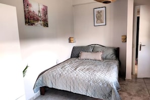 2 slaapkamers, een strijkplank/strijkijzer, wifi, beddengoed
