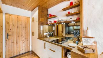 Fridge, stovetop, dishwasher, coffee/tea maker