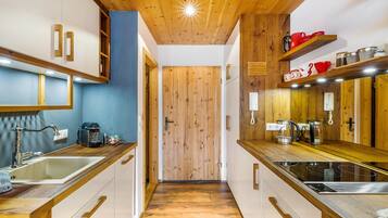 Refrigerador, parrilla de estufa, lavavajillas y cafetera y tetera