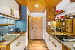 Fridge, stovetop, dishwasher, coffee/tea maker - Studio 'Gipfelblick' with Mountain View, Balcony and Wi-Fi (Inzell)