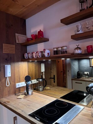 Fridge, stovetop, dishwasher, coffee/tea maker - Studio 'Gipfelblick' with Mountain View, Balcony and Wi-Fi (Inzell)