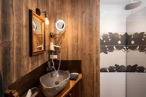 Een douche, een haardroger, handdoeken