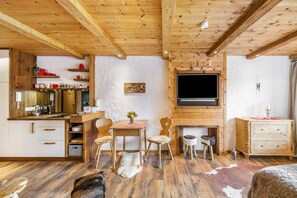 Interior - Studio 'Gipfelblick' with Mountain View, Balcony and Wi-Fi (Inzell)
