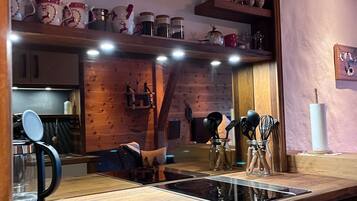 Refrigerador, parrilla de estufa, lavavajillas y cafetera y tetera