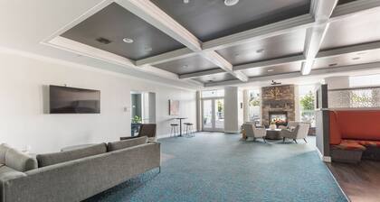 Charming 3-bedroom Penthouse condo with pool and gym nearby Tacoma Mall