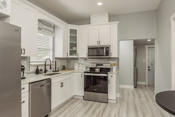 Microonde, forno, piano cottura, lavastoviglie