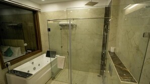 Đồ dùng nhà tắm miễn phí, máy sấy tóc, dép đi trong nhà 